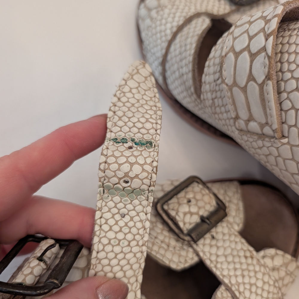 Freebird Women's Cream Sandals - Picture 7 of 7